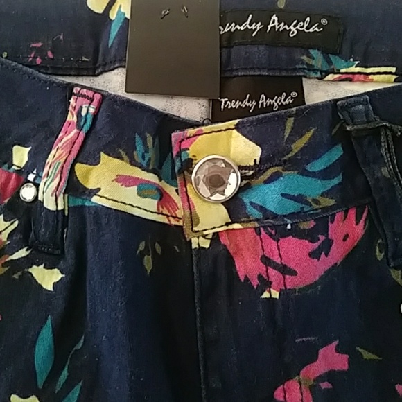 🍁NWT Floral Short Shorts - Picture 2 of 7